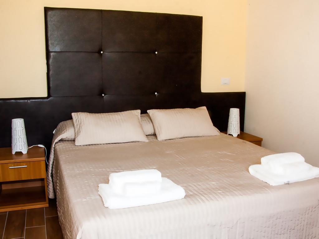 Hotel La Porta Delle Gole à Motta Camastra Extérieur photo